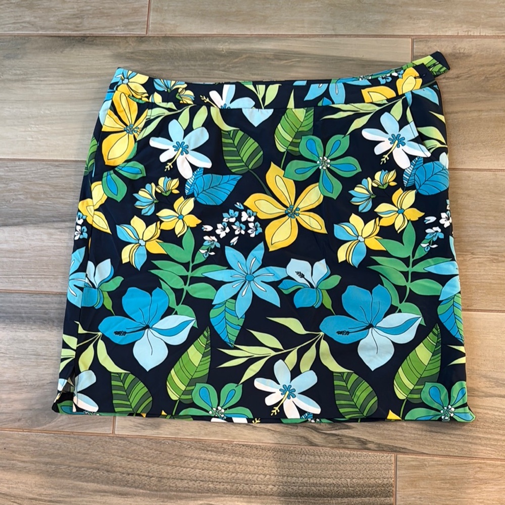 Monterey Club skort.  Two side pockets and two rear pockets.  Size 16.